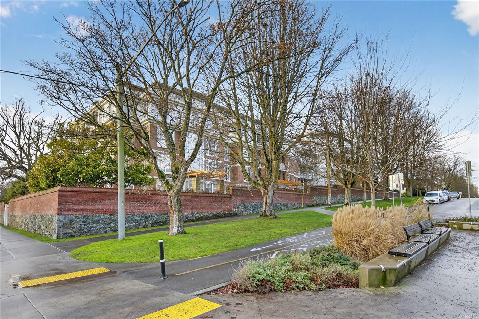 415-999 Burdett Ave, Victoria, BC - Outdoor