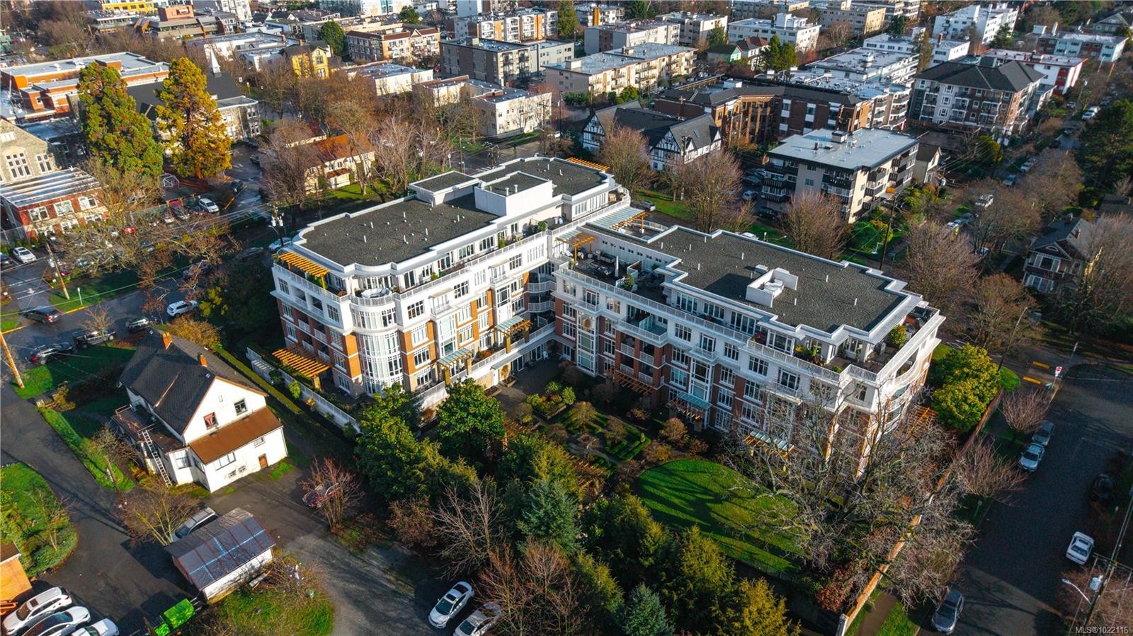 415-999 Burdett Ave, Victoria, BC - Outdoor With View