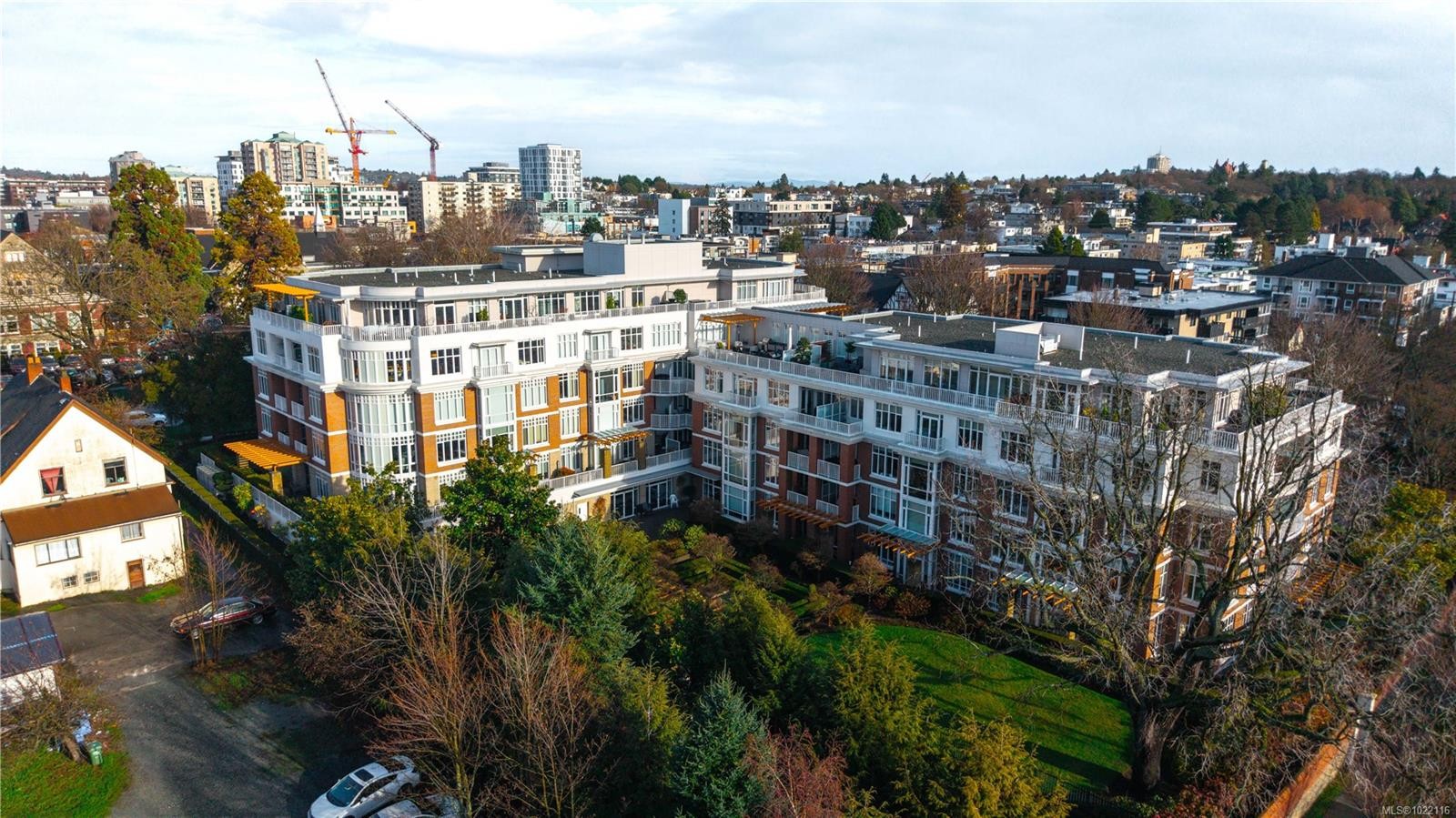 415-999 Burdett Ave, Victoria, BC - Outdoor With View
