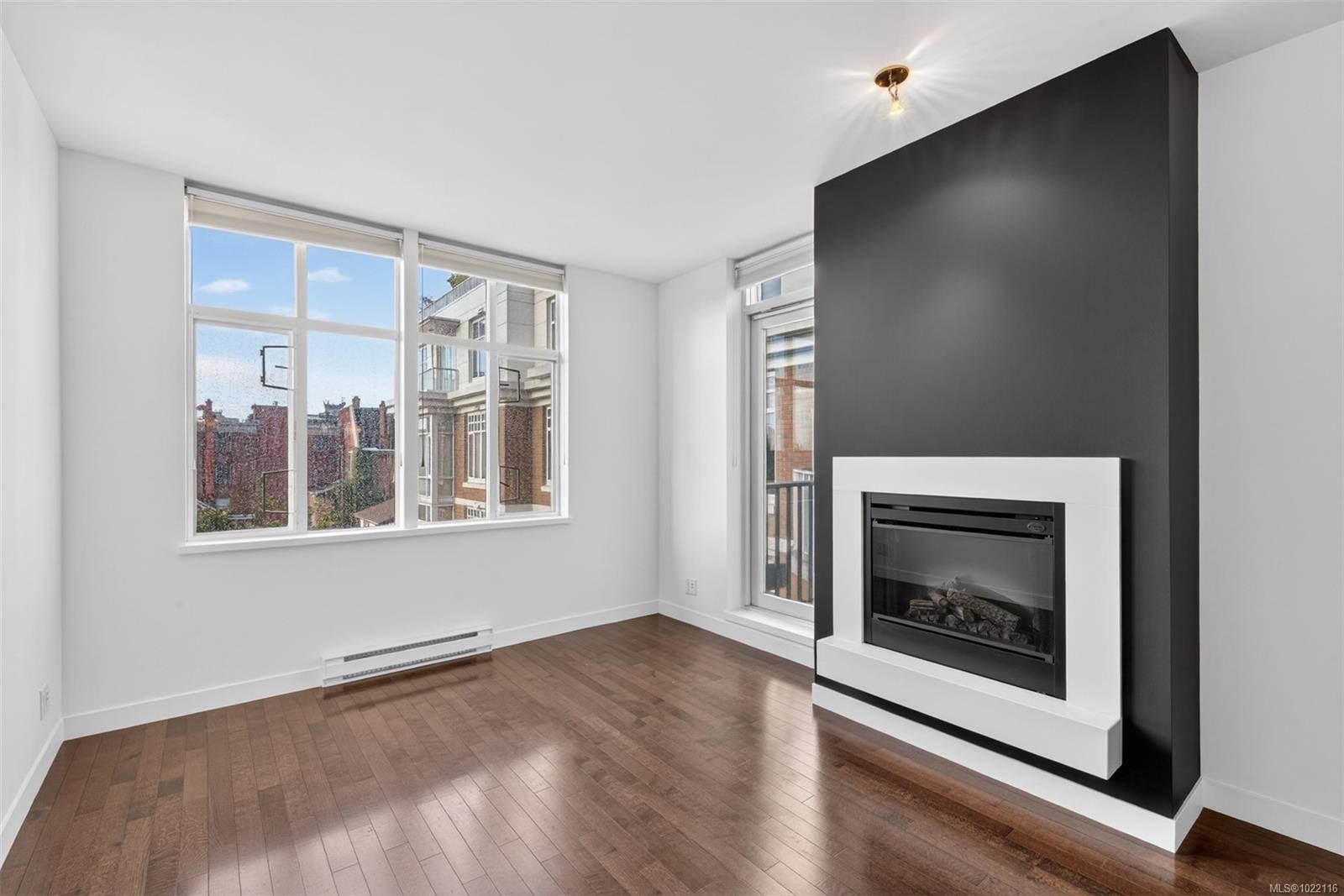 415-999 Burdett Ave, Victoria, BC - Indoor Photo Showing Living Room With Fireplace