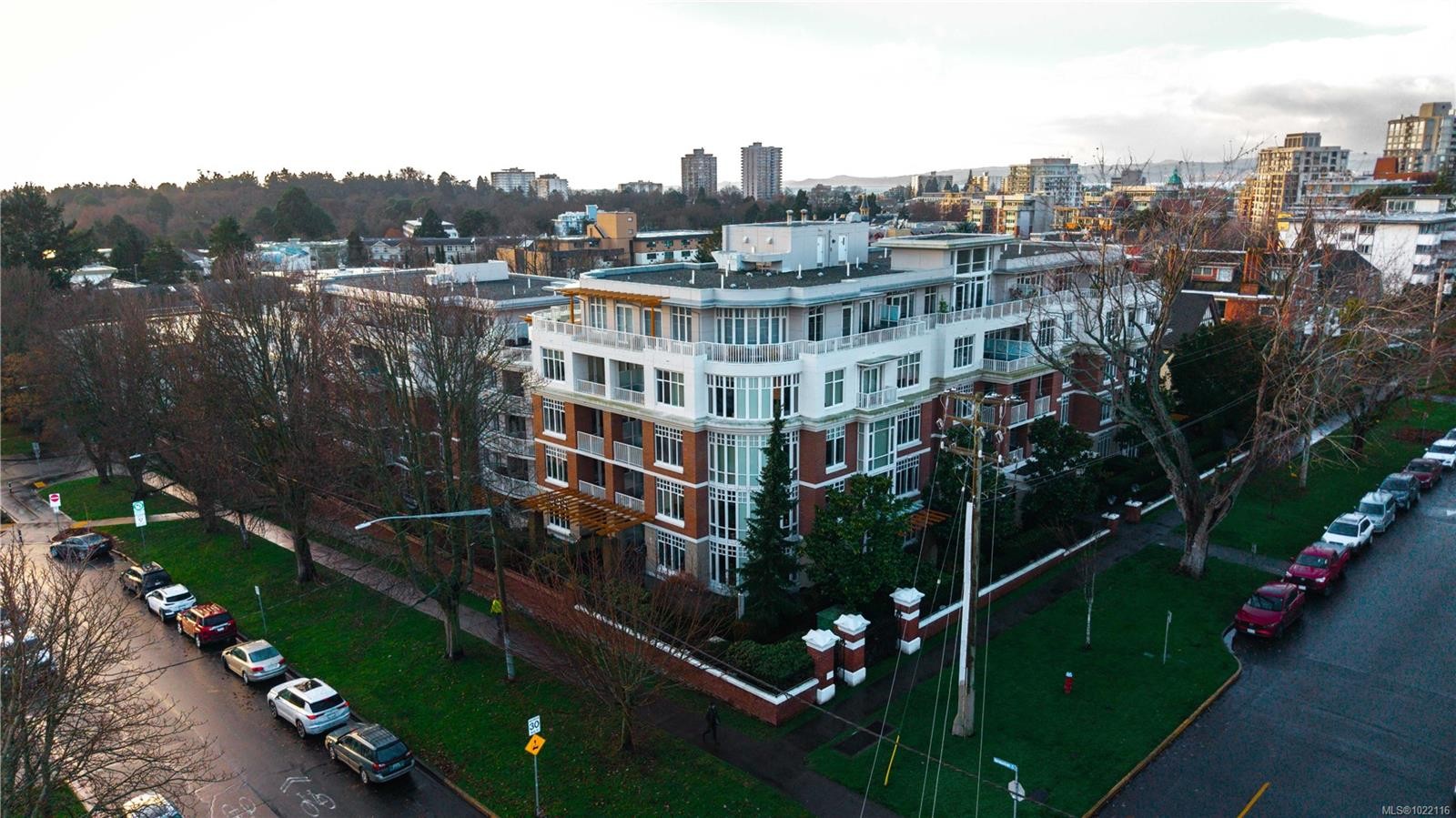 415-999 Burdett Ave, Victoria, BC - Outdoor With View