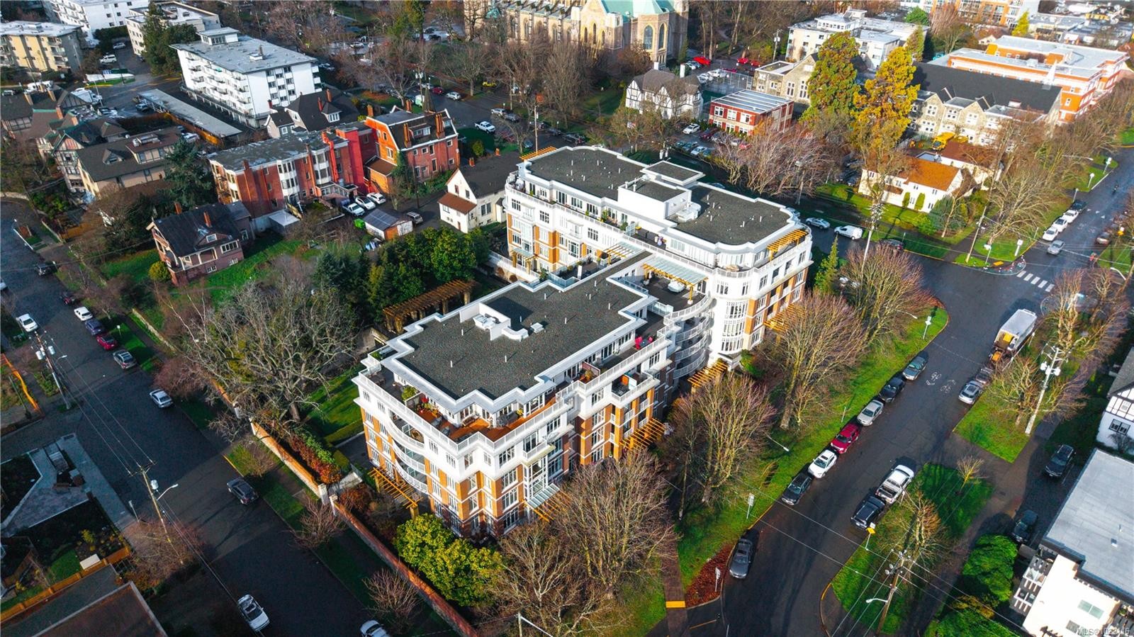415-999 Burdett Ave, Victoria, BC - Outdoor With View