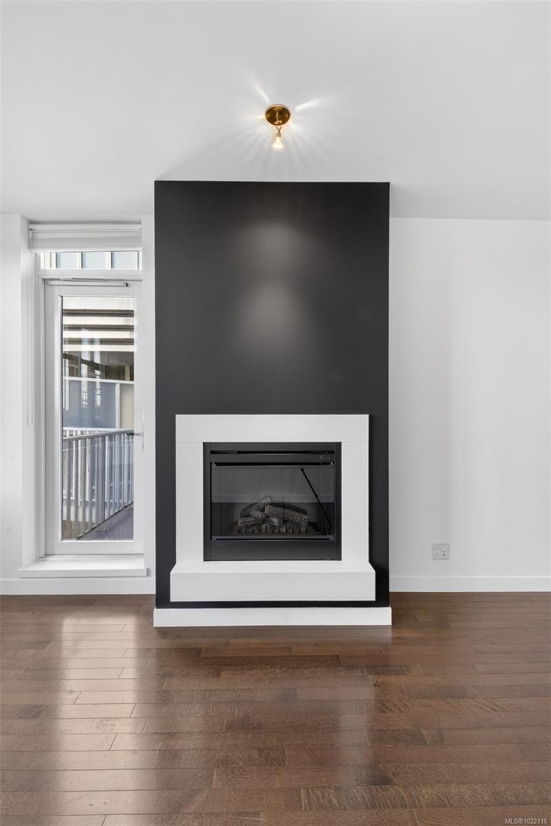 415-999 Burdett Ave, Victoria, BC - Indoor Photo Showing Living Room With Fireplace