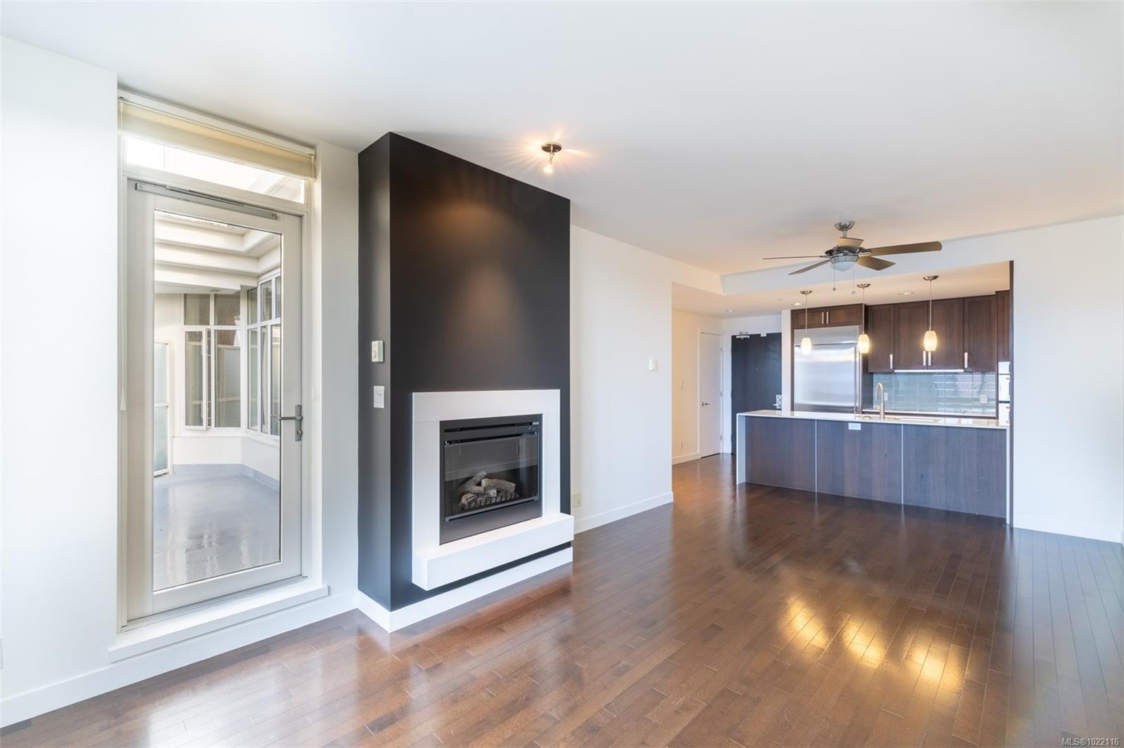 415-999 Burdett Ave, Victoria, BC - Indoor Photo Showing Living Room With Fireplace