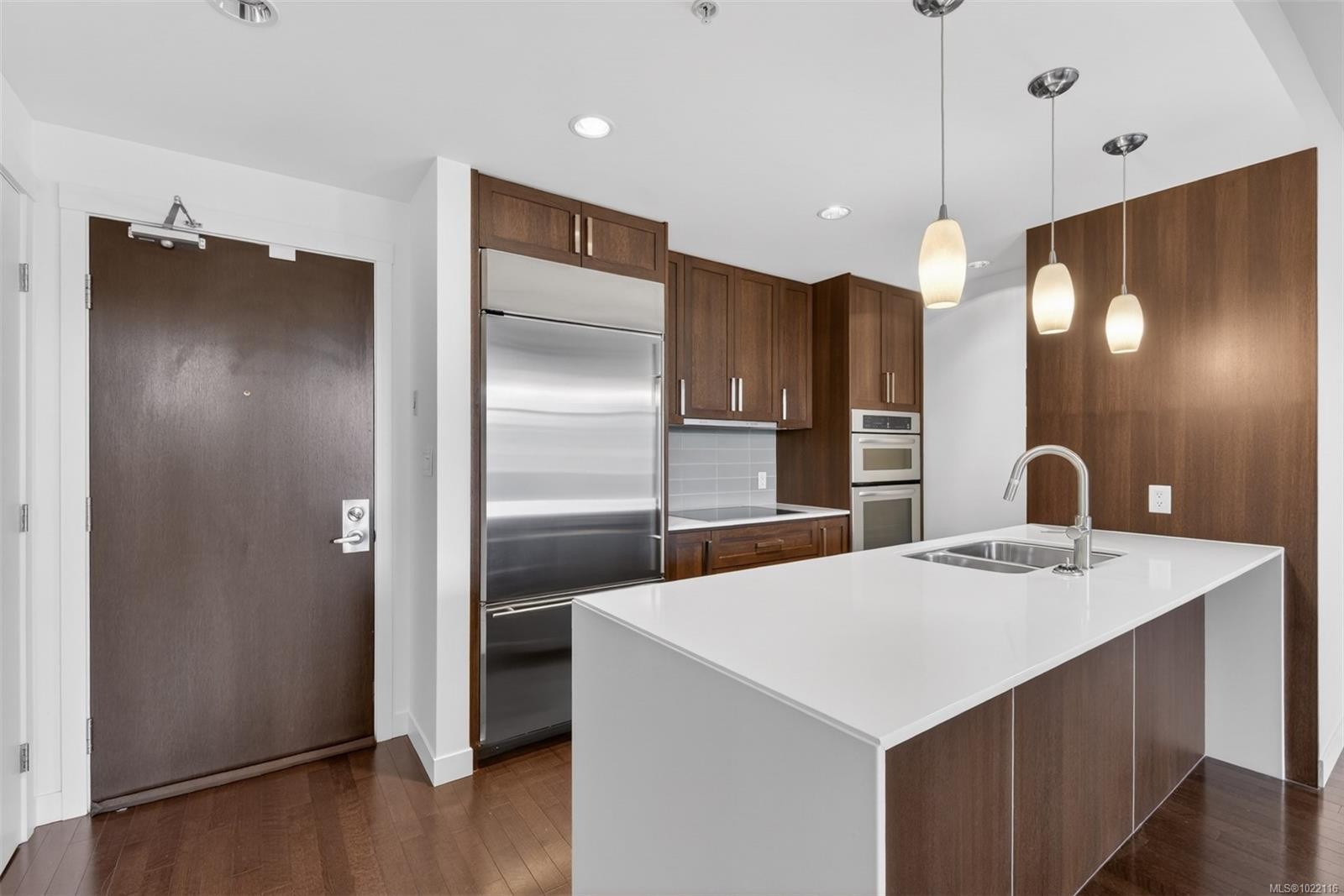 415-999 Burdett Ave, Victoria, BC - Indoor Photo Showing Kitchen With Stainless Steel Kitchen With Double Sink With Upgraded Kitchen