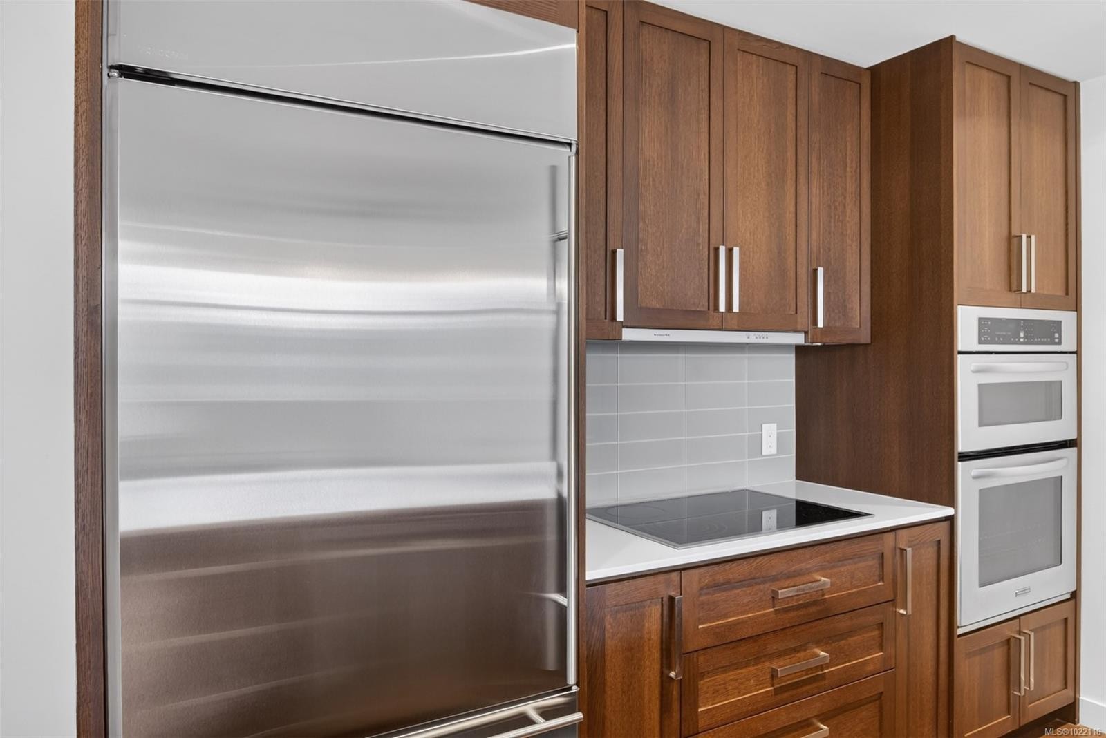 415-999 Burdett Ave, Victoria, BC - Indoor Photo Showing Kitchen