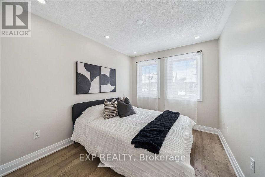 14 Gateway Court, Whitby, ON - Indoor Photo Showing Bedroom