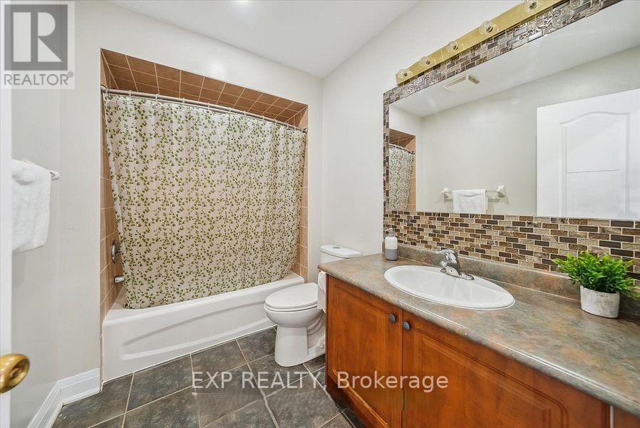 14 Gateway Court, Whitby, ON - Indoor Photo Showing Bathroom