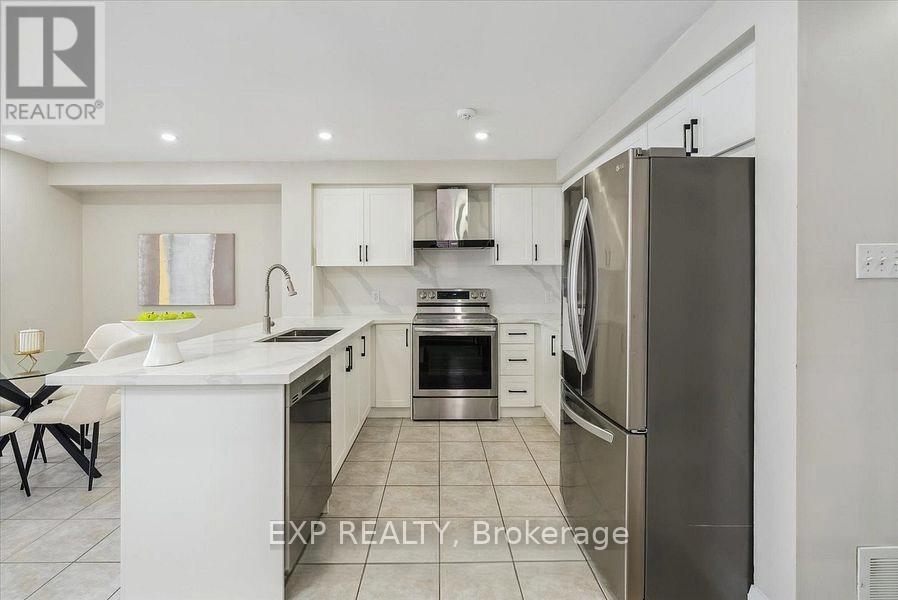 14 Gateway Court, Whitby, ON - Indoor Photo Showing Kitchen With Stainless Steel Kitchen With Double Sink With Upgraded Kitchen