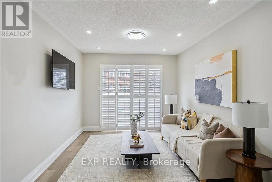 14 Gateway Court, Whitby, ON - Indoor Photo Showing Living Room