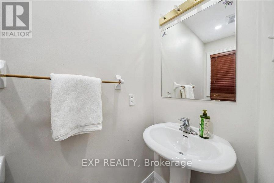 14 Gateway Court, Whitby, ON - Indoor Photo Showing Bathroom