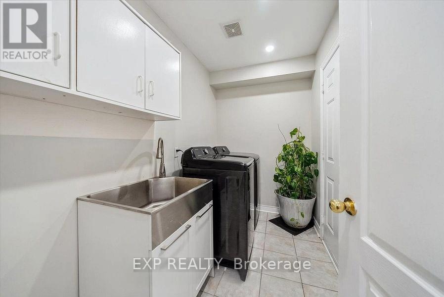 14 Gateway Court, Whitby, ON - Indoor Photo Showing Other Room