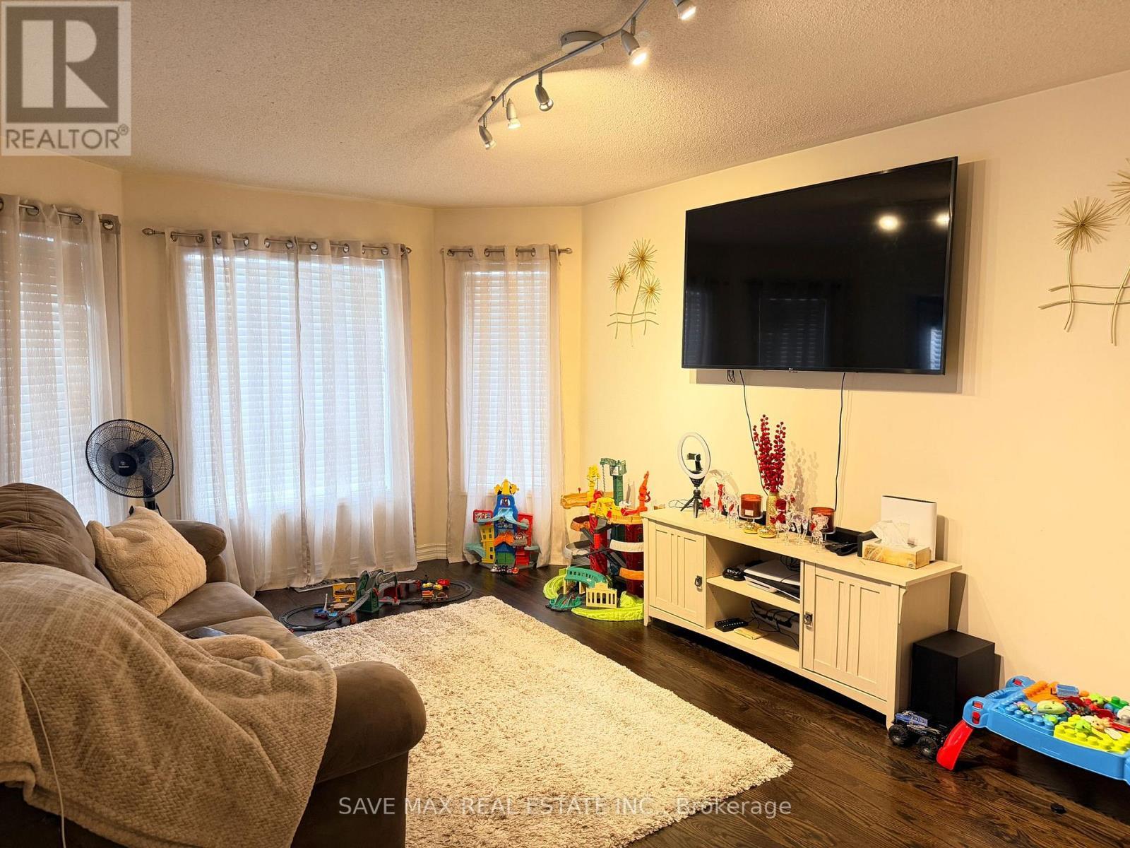 234 Waterbury Street, Caledon, ON - Indoor Photo Showing Living Room