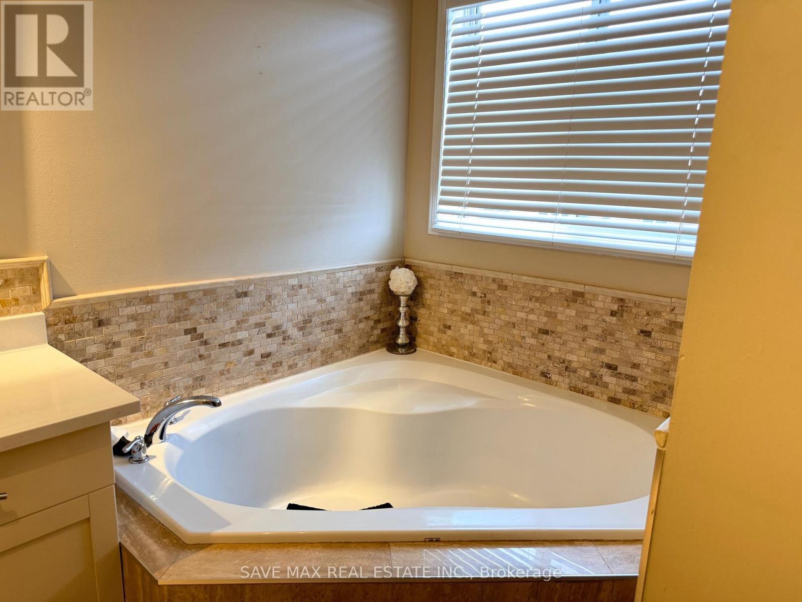 234 Waterbury Street, Caledon, ON - Indoor Photo Showing Bathroom