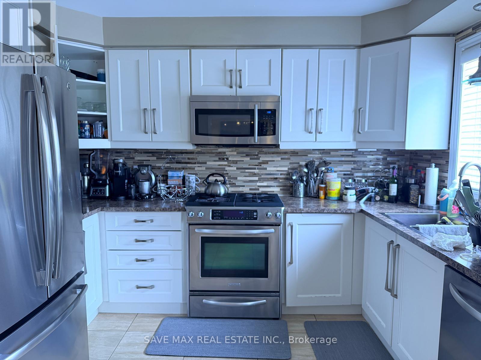 234 Waterbury Street, Caledon, ON - Indoor Photo Showing Kitchen With Double Sink With Upgraded Kitchen