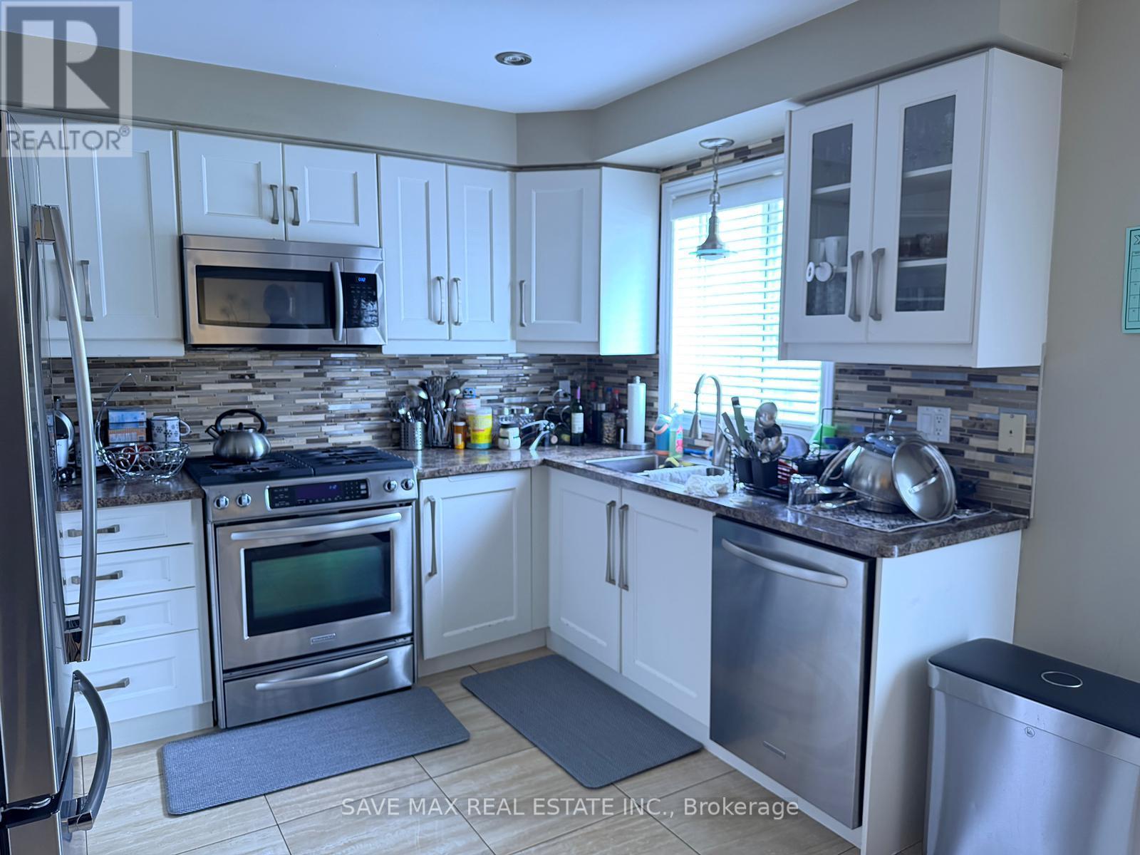 234 Waterbury Street, Caledon, ON - Indoor Photo Showing Kitchen
