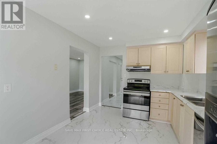 6 Wildercroft Avenue, Brampton, ON - Indoor Photo Showing Kitchen With Double Sink