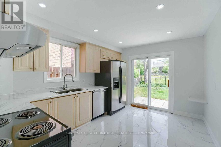 6 Wildercroft Avenue, Brampton, ON - Indoor Photo Showing Kitchen With Double Sink