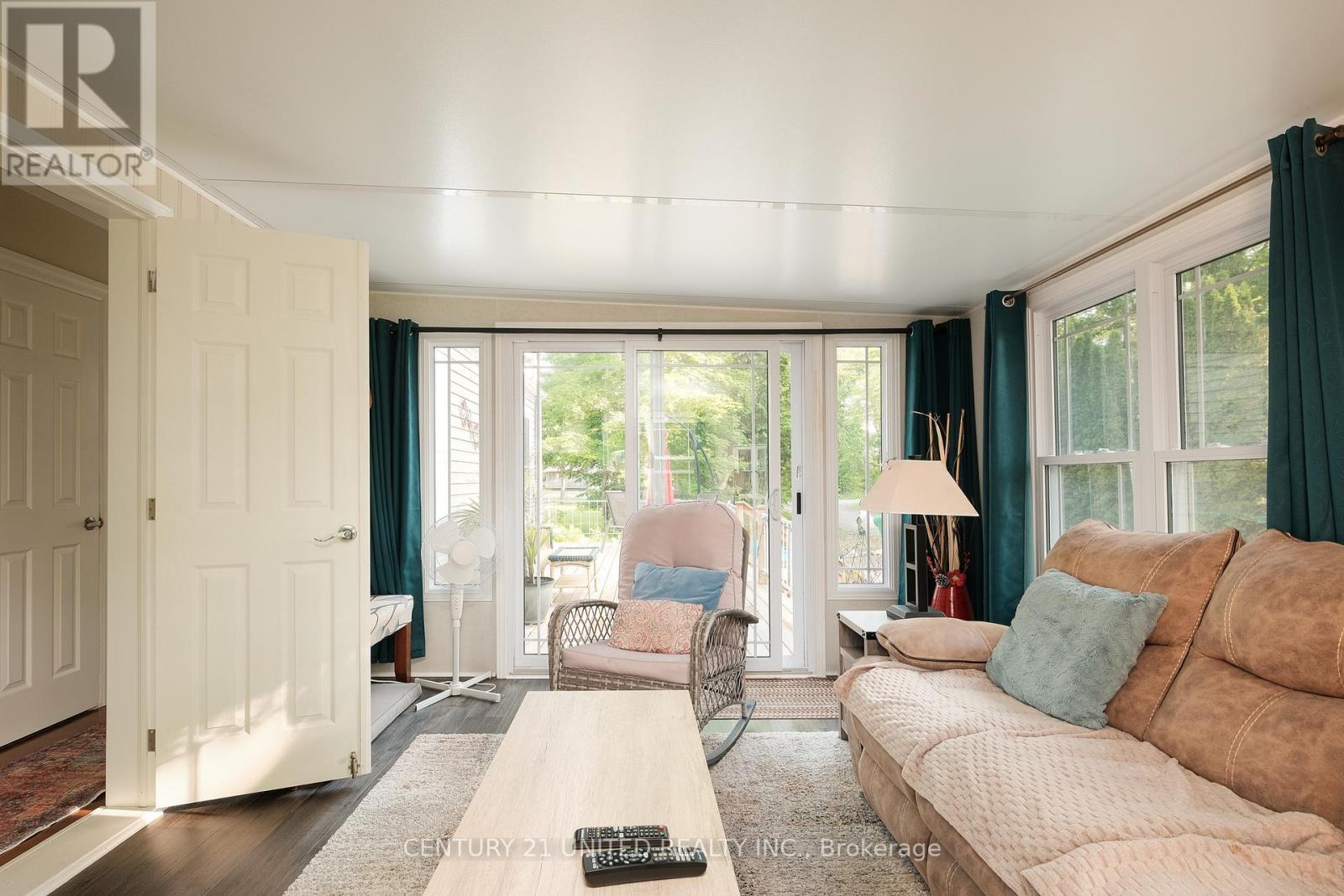 4 Rollies Bay Road E, Curve Lake First Nation 35 (Curve Lake First Nation), ON - Indoor Photo Showing Living Room