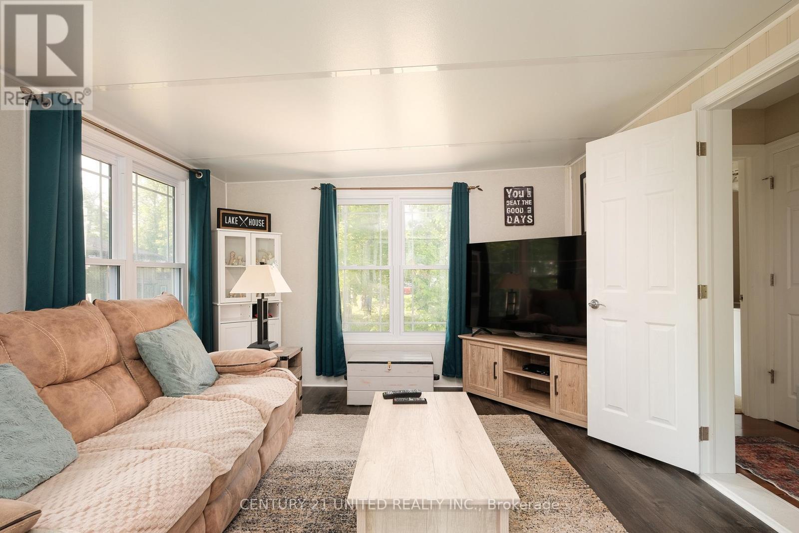 4 Rollies Bay Road E, Curve Lake First Nation 35 (Curve Lake First Nation), ON - Indoor Photo Showing Living Room