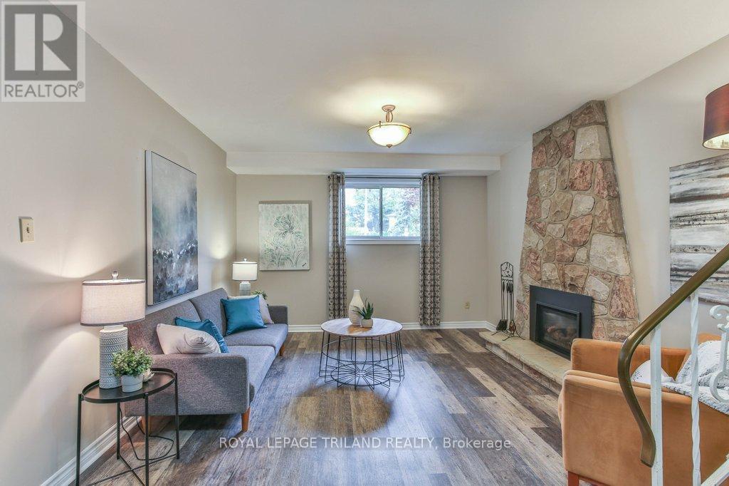 41 Fox Mill Court, London South (South N), ON - Indoor Photo Showing Living Room With Fireplace