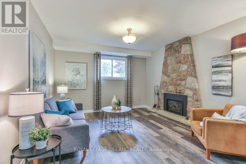 41 Fox Mill Court, London South (South N), ON - Indoor Photo Showing Living Room With Fireplace