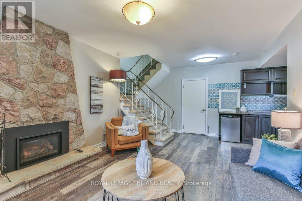 41 Fox Mill Court, London South (South N), ON - Indoor Photo Showing Living Room With Fireplace