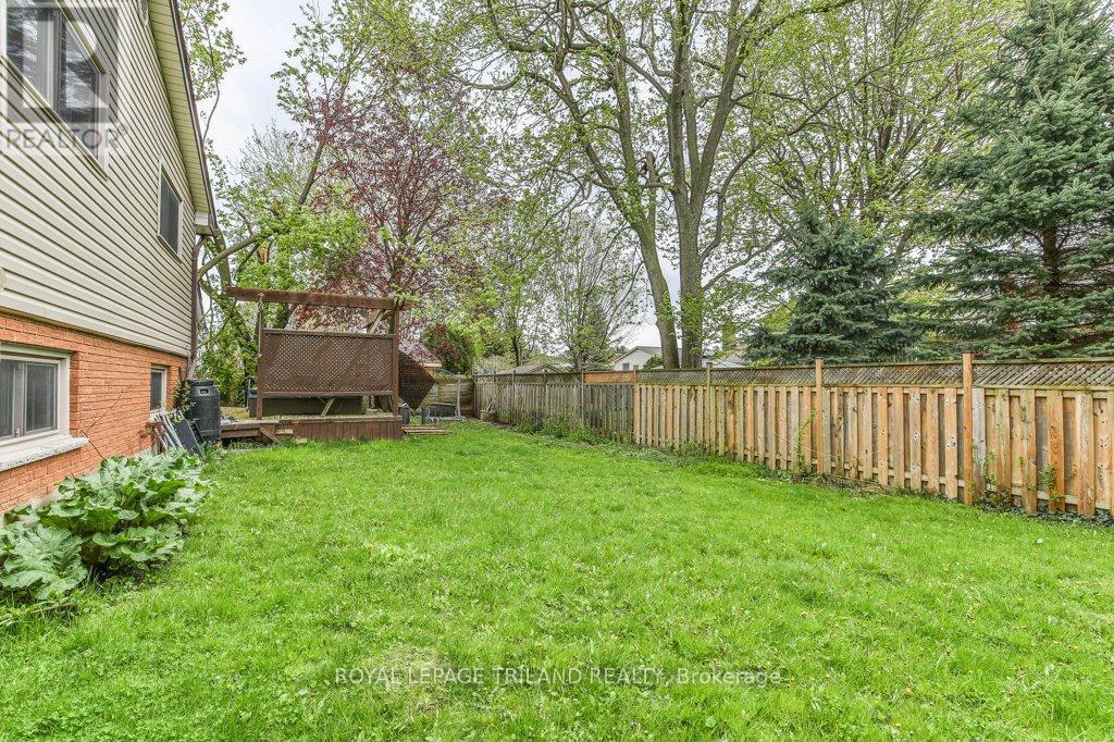 41 Fox Mill Court, London South (South N), ON - Outdoor With Backyard