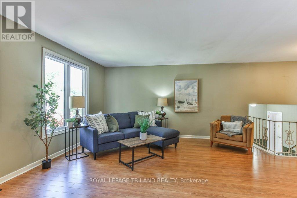 41 Fox Mill Court, London South (South N), ON - Indoor Photo Showing Living Room