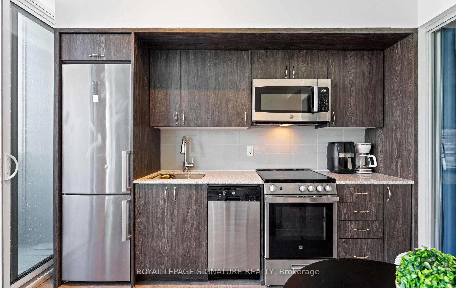 408-1 Cardiff Road, Toronto, ON - Indoor Photo Showing Kitchen