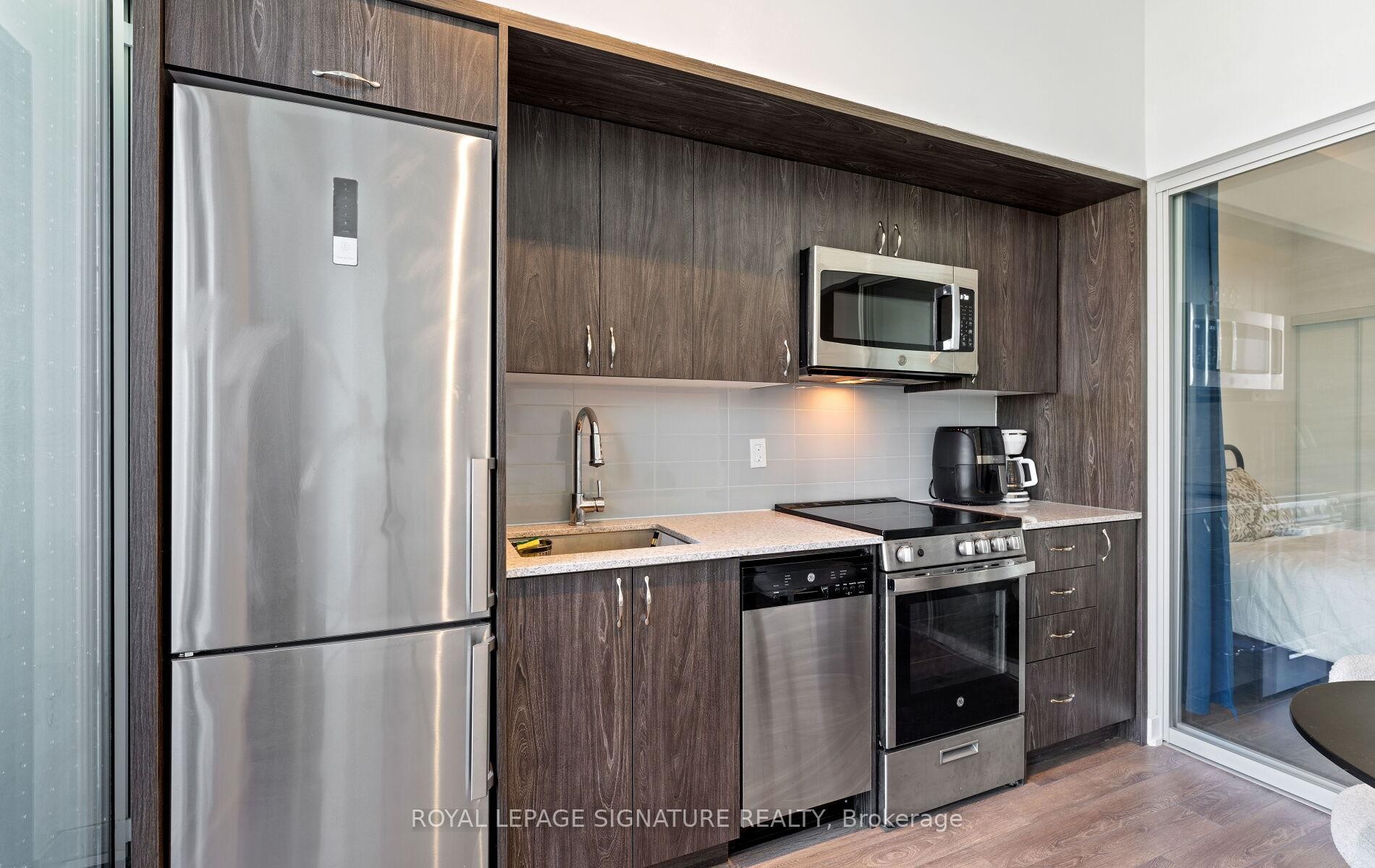 408-1 Cardiff Road, Toronto, ON - Indoor Photo Showing Kitchen With Upgraded Kitchen