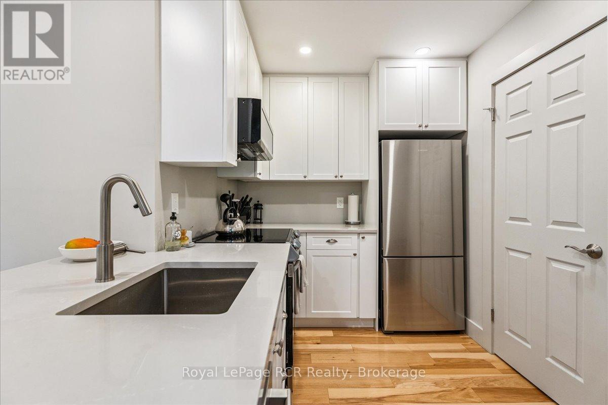 17 - 15 Dawson Drive, Collingwood, ON - Indoor Photo Showing Kitchen With Double Sink With Upgraded Kitchen