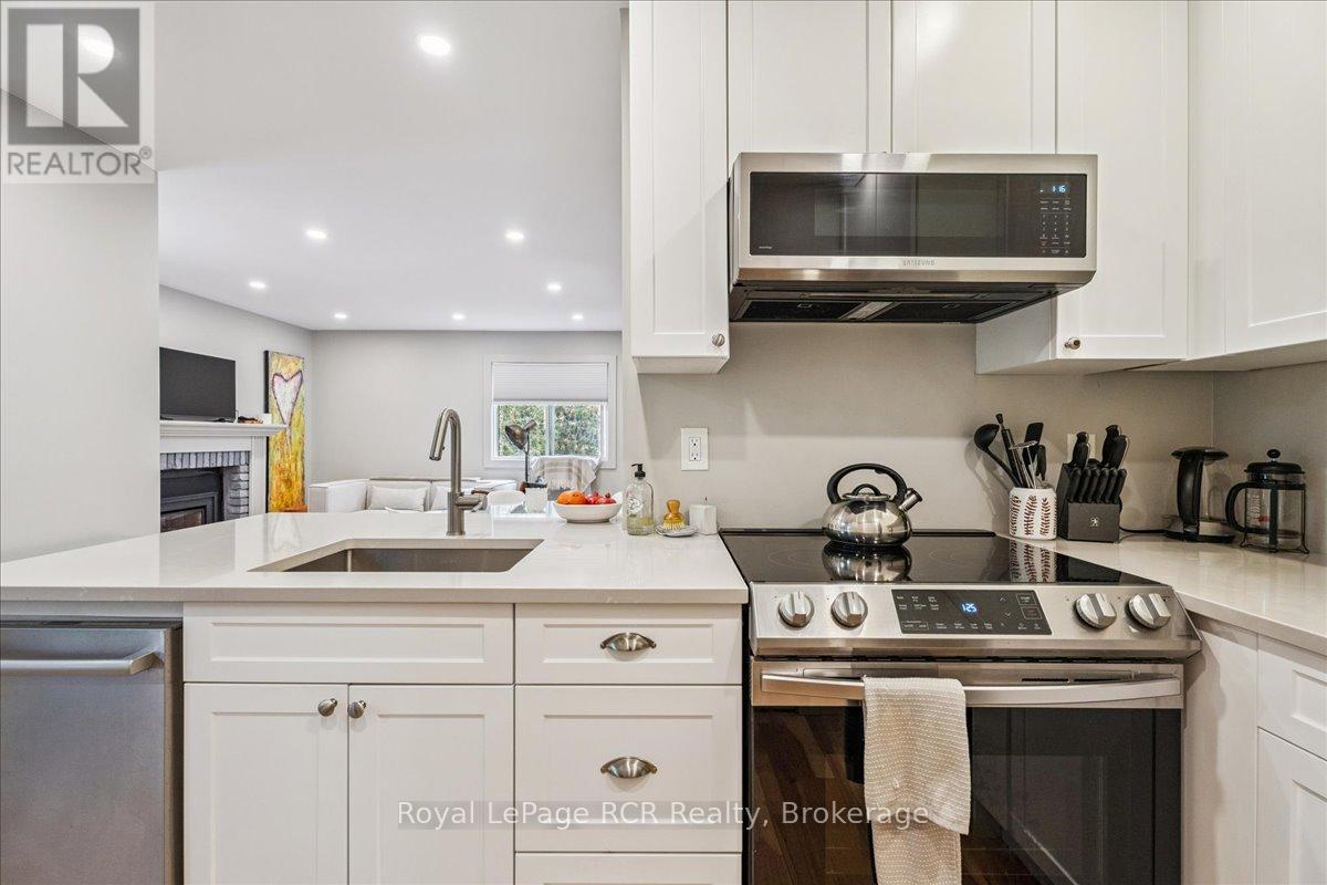 17 - 15 Dawson Drive, Collingwood, ON - Indoor Photo Showing Kitchen