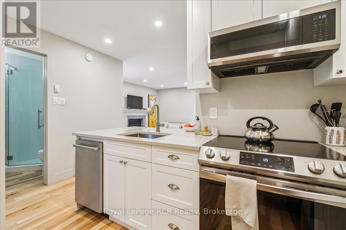 17 - 15 Dawson Drive, Collingwood, ON - Indoor Photo Showing Kitchen