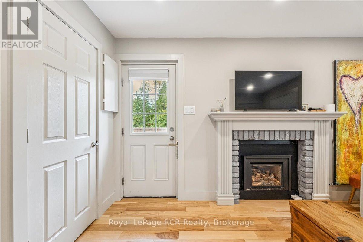 17 - 15 Dawson Drive, Collingwood, ON - Indoor Photo Showing Living Room With Fireplace