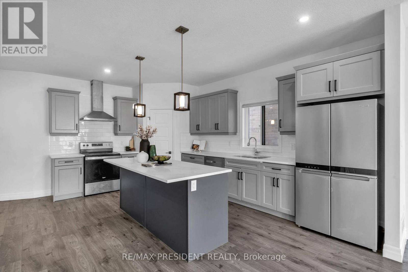 Centre Island - 133 Marconi Court, London East, ON - Indoor Photo Showing Kitchen With Upgraded Kitchen