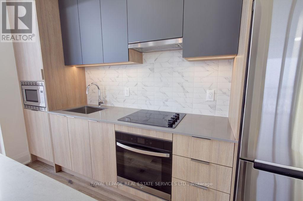 2009 - 3079 Trafalgar Road, Oakville, ON - Indoor Photo Showing Kitchen With Upgraded Kitchen