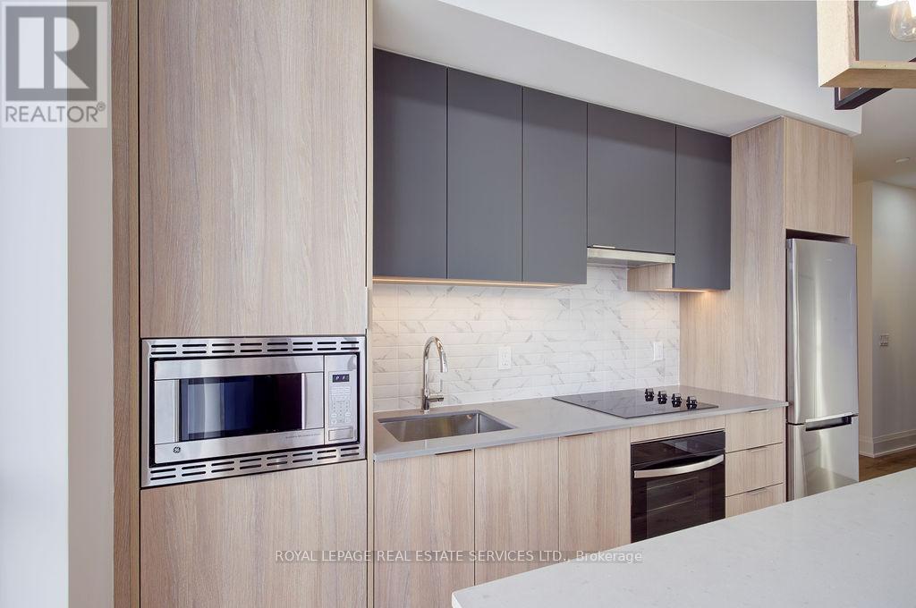 2009 - 3079 Trafalgar Road, Oakville, ON - Indoor Photo Showing Kitchen With Upgraded Kitchen
