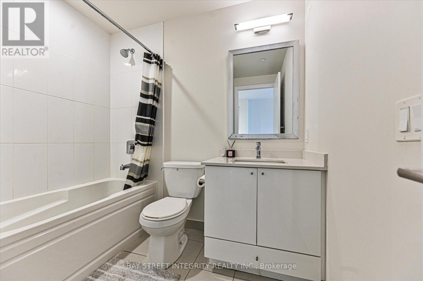 2719 - 35 Watergarden Drive, Mississauga, ON - Indoor Photo Showing Bathroom