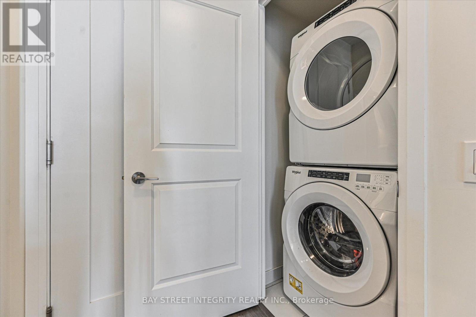 2719 - 35 Watergarden Drive, Mississauga, ON - Indoor Photo Showing Laundry Room