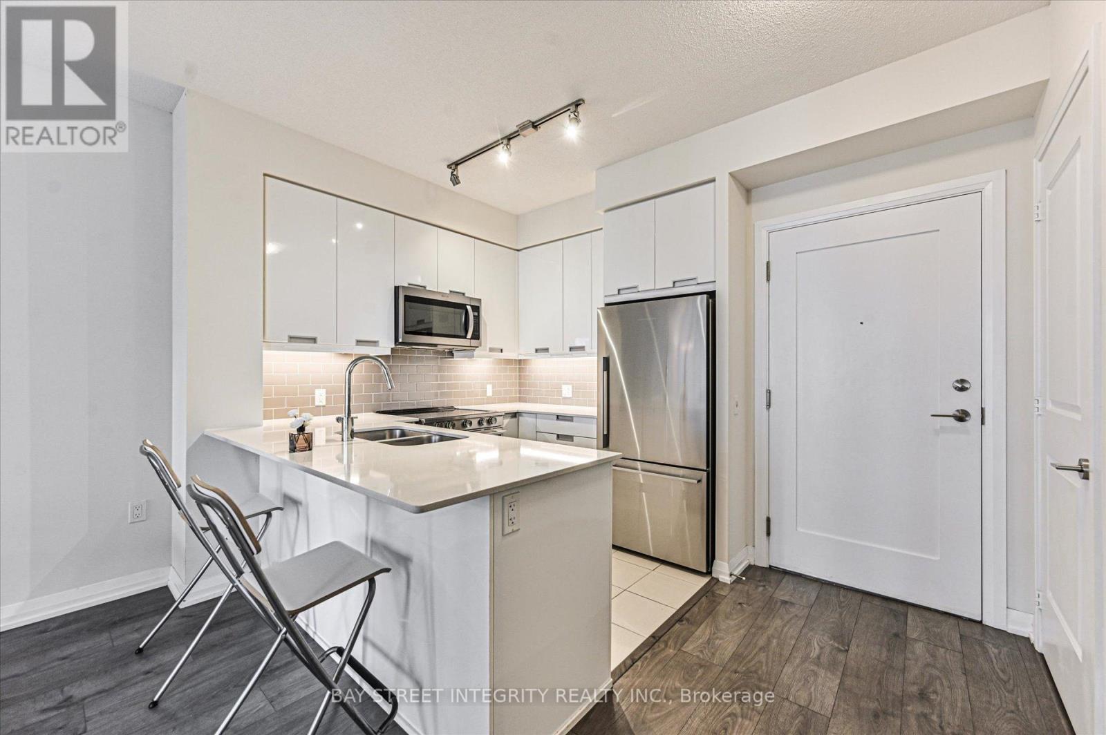 2719 - 35 Watergarden Drive, Mississauga, ON - Indoor Photo Showing Kitchen With Stainless Steel Kitchen With Double Sink With Upgraded Kitchen