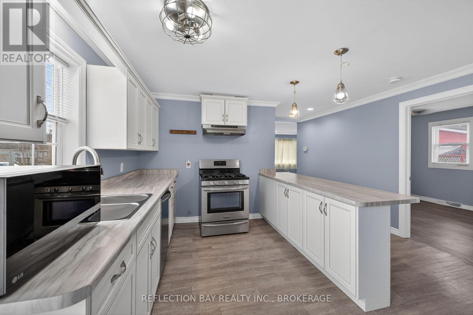3794 Mathewson Avenue, Fort Erie (Crystal Beach), ON - Indoor Photo Showing Kitchen With Double Sink With Upgraded Kitchen