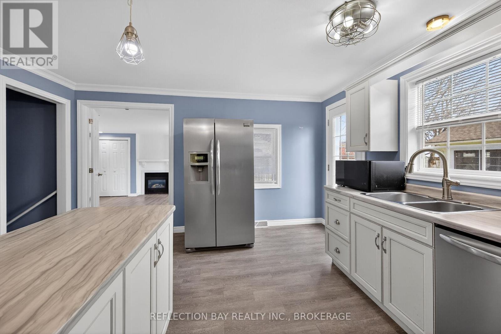 3794 Mathewson Avenue, Fort Erie (Crystal Beach), ON - Indoor Photo Showing Kitchen With Double Sink