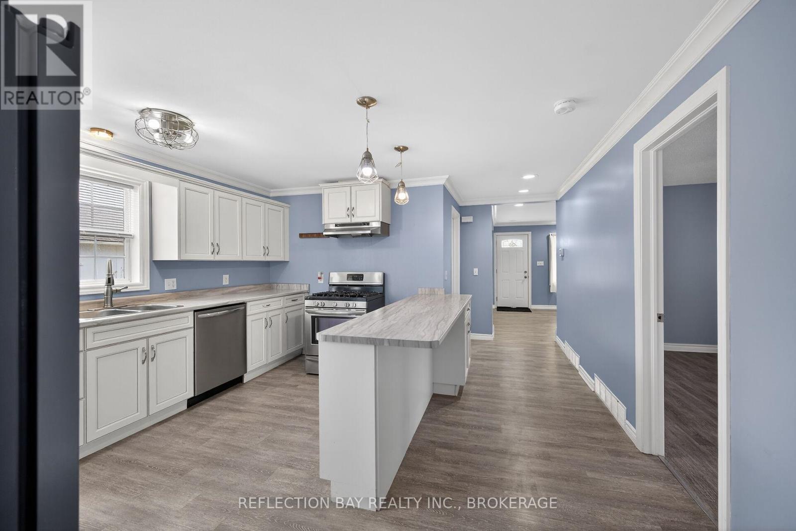 3794 Mathewson Avenue, Fort Erie (Crystal Beach), ON - Indoor Photo Showing Kitchen With Double Sink With Upgraded Kitchen