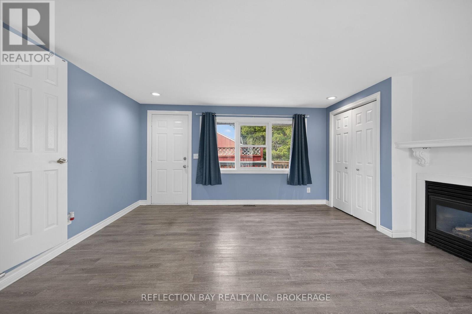 3794 Mathewson Avenue, Fort Erie (Crystal Beach), ON - Indoor With Fireplace