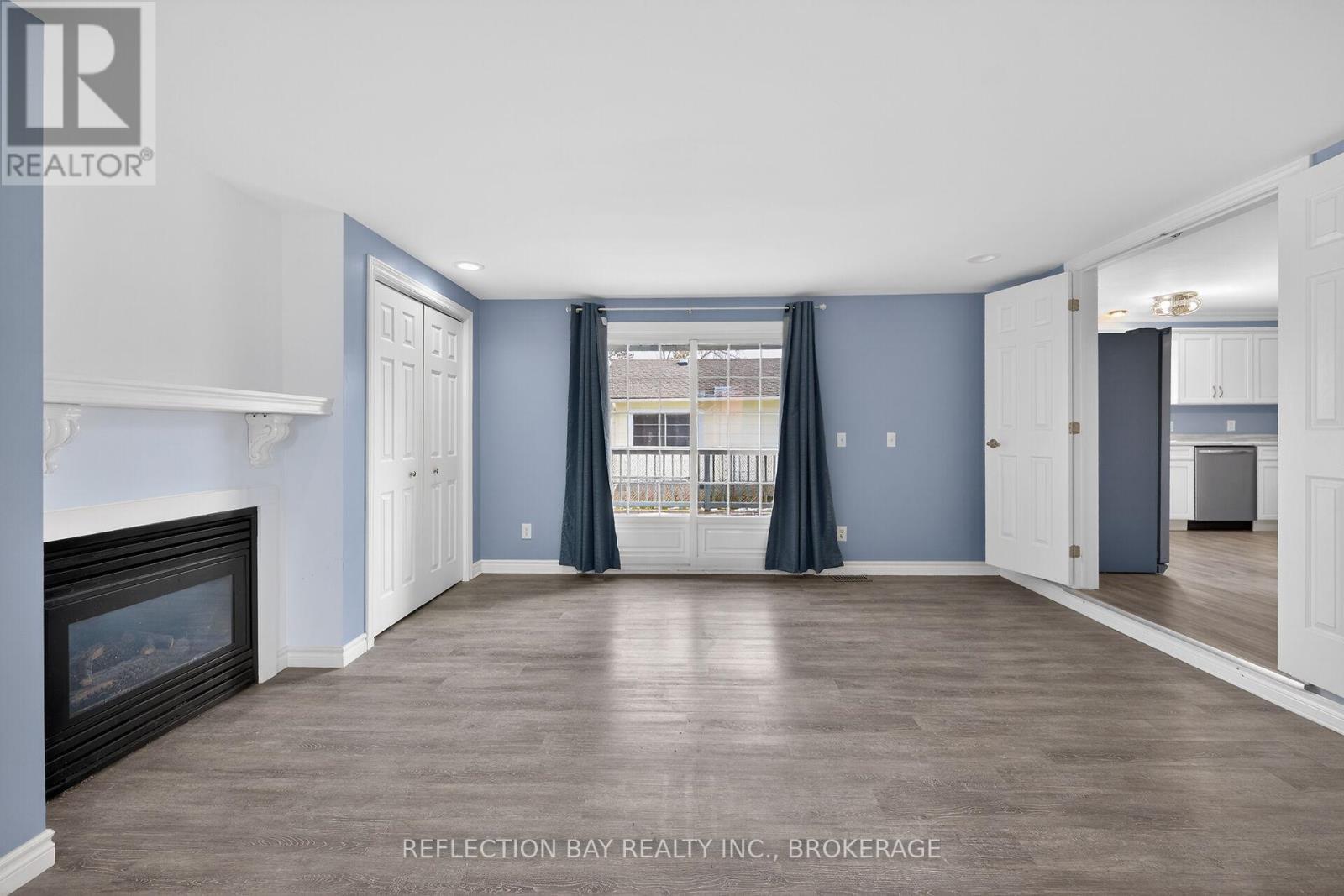 3794 Mathewson Avenue, Fort Erie (Crystal Beach), ON - Indoor With Fireplace