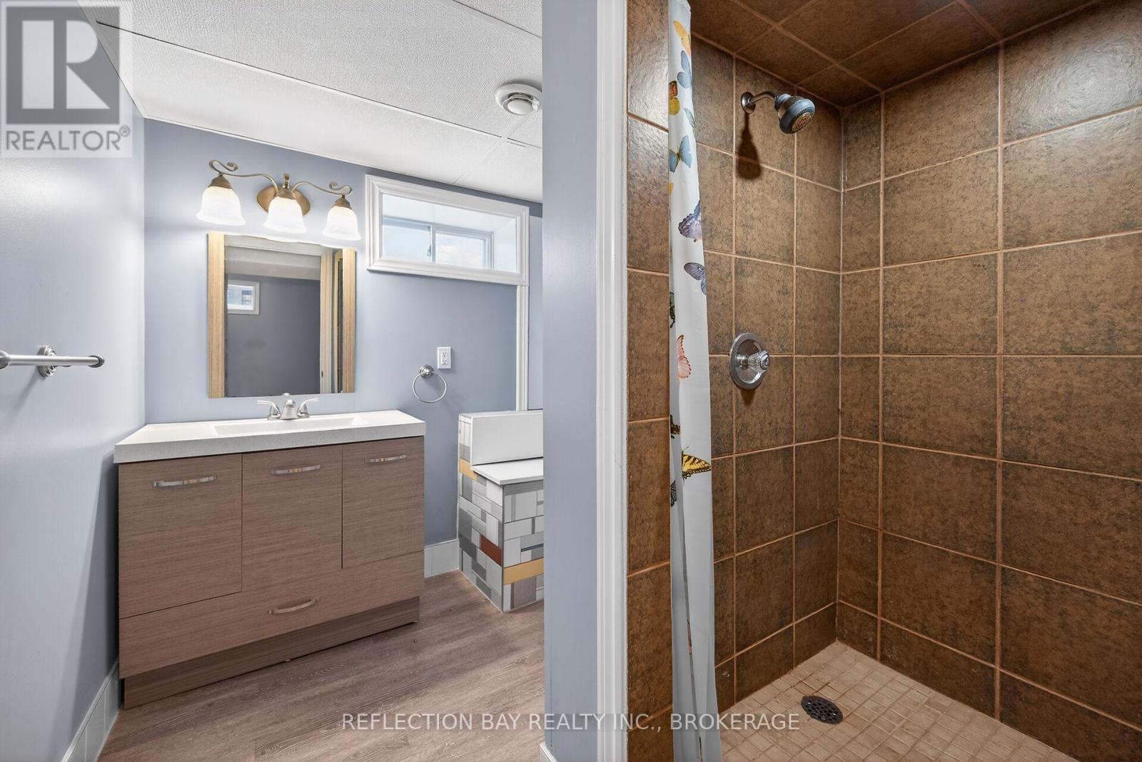Updated Lower level 3 piece Bathroom - 3794 Mathewson Avenue, Fort Erie (Crystal Beach), ON - Indoor Photo Showing Bathroom