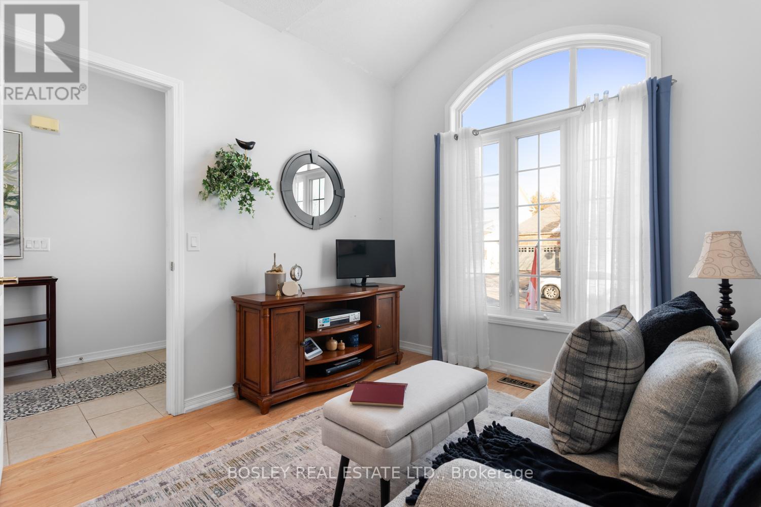 673 Prince Of Wales Drive, Cobourg, ON - Indoor Photo Showing Living Room