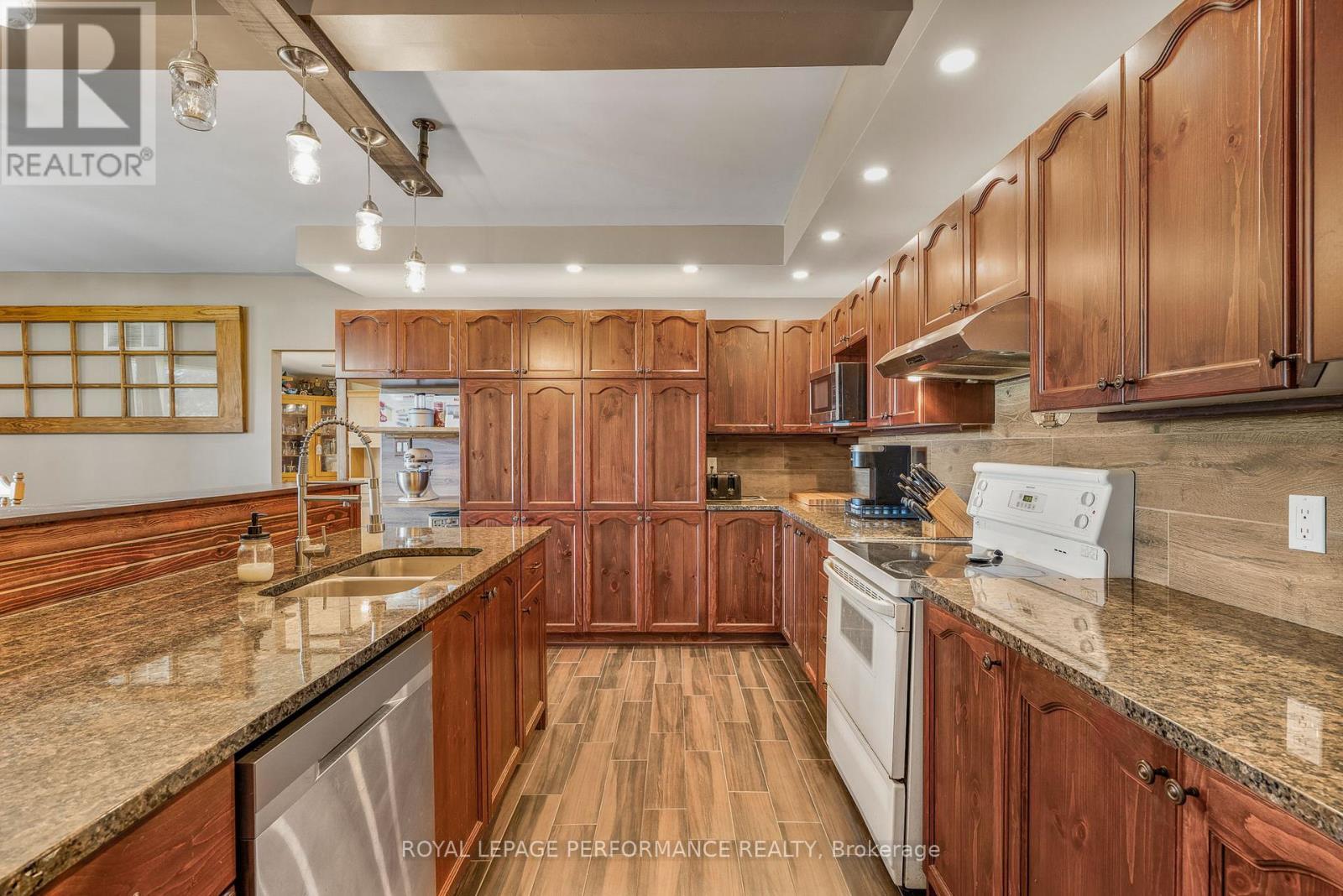 4866 County Road 17 Road, Alfred And Plantagenet, ON - Indoor Photo Showing Kitchen With Double Sink