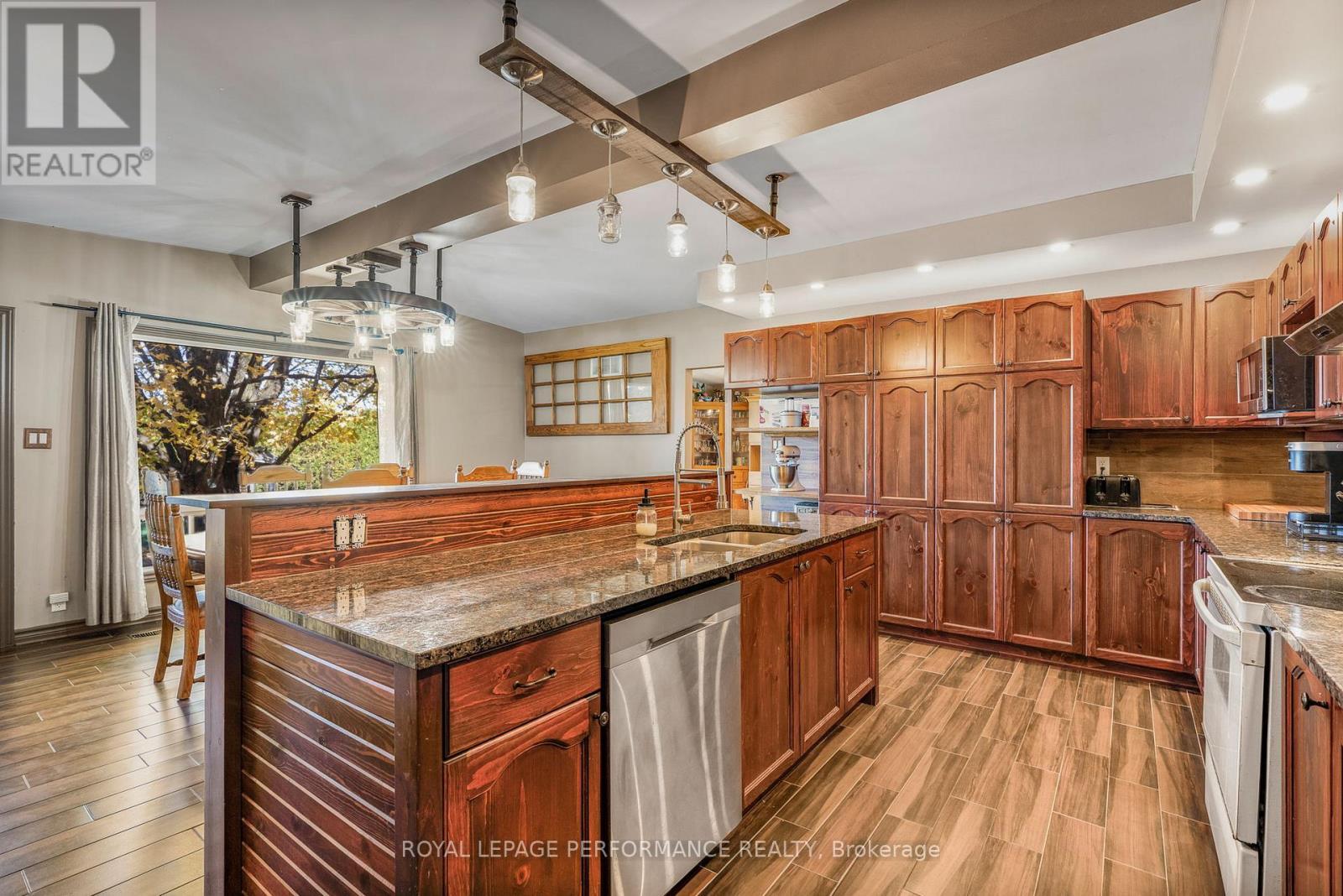 4866 County Road 17 Road, Alfred And Plantagenet, ON - Indoor Photo Showing Kitchen With Double Sink